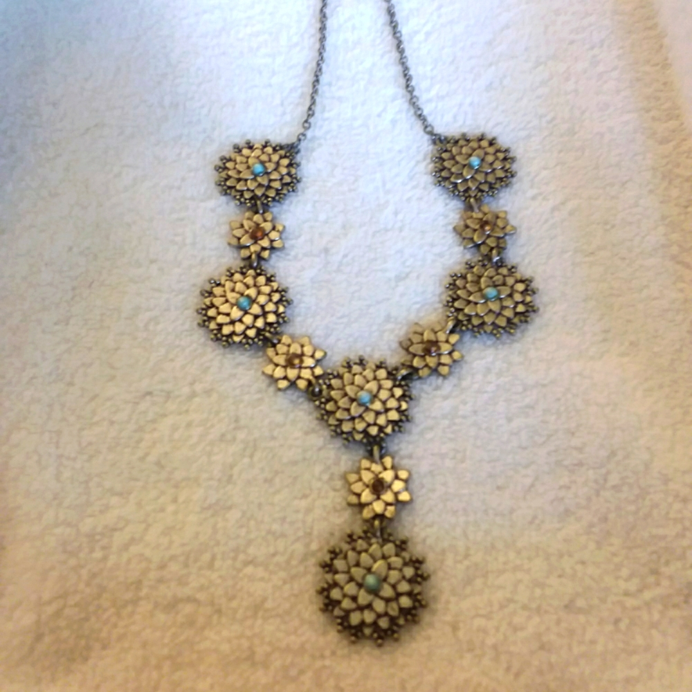 COSTUME JEWELRY necklace. Silver.